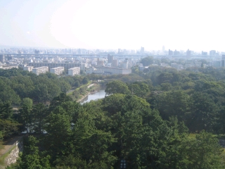 天守閣展望台から名古屋市街を眺望