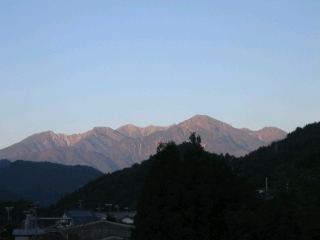 夕陽に照らされる木曽駒ヶ岳