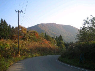 早朝の薬莱山　ポツンと聳える独立峰