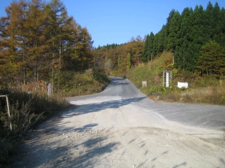 田代キャンプ場手前の十字路から舗装路になります