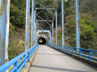 亀山湖に掛かる橋を使ってショートカット
