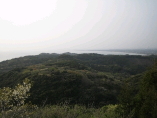 富津岬を遠望　対岸の三浦半島は霞んでますが…