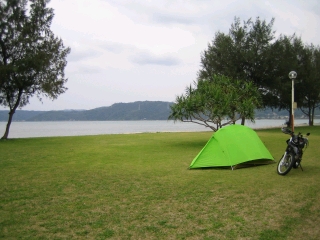 沖縄での最初の夜は屋我地ビーチでテント泊