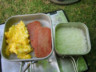 朝飯は手製のポーク玉子　(ﾟдﾟ)ｳﾏｰ