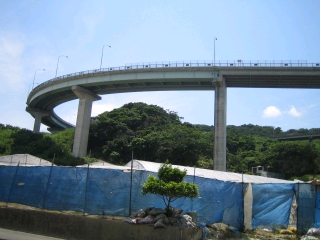 ニライカナイ橋　沖縄には珍しいタイプの架橋