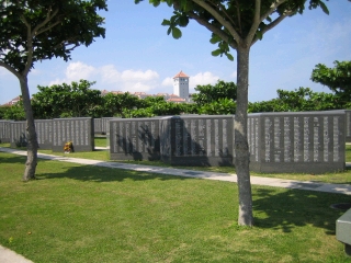 平和の礎　沖縄戦の犠牲者に今でも顕花が…