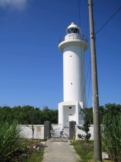 ポツンと立つ波照間島灯台