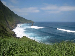 筆島　荒波は小笠原方面に発生した台風の影響か