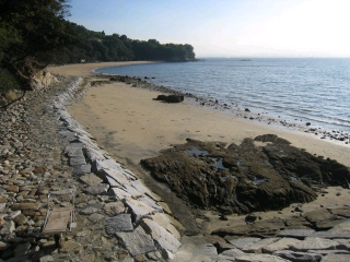 片道500ｍの半分は石畳、もう半分は砂浜