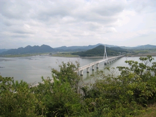 藤尾山公園から周防大橋を望む