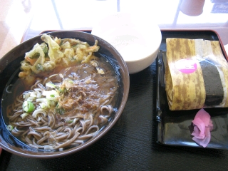 天ぷらそばとオニギリの昼食