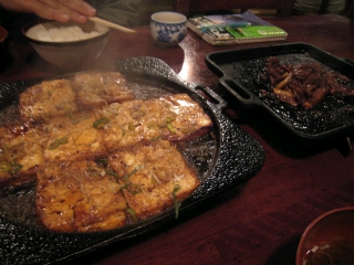 豆腐ステーキにホルモン焼き　ﾒﾁｬ(ﾟдﾟ)ｳﾏｰ