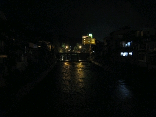 さわさわと流れる夜の宮川も趣があります