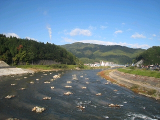 岐阜県では宮川　富山県では神通川と呼ばれます