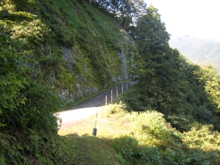 旧飛騨海道で庵谷峠　狭い道でした