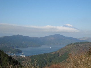 大観山から芦ノ湖越しに富士山を眺める