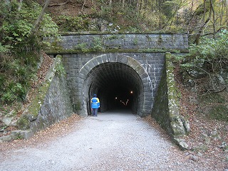 旧天城トンネル　何故か復員を広く感じた