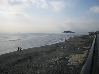 湘南海岸・七里ガ浜　彼方に見えるのは江ノ島