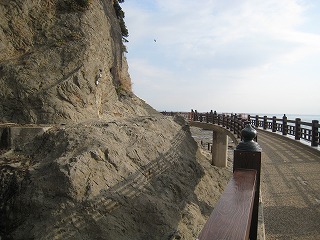 岩屋へ続く海岸沿いの橋