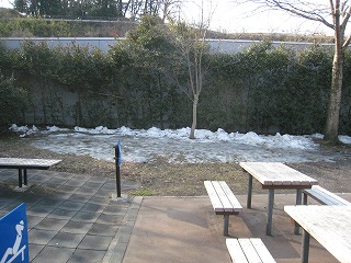 談合坂SAにて　雪が少しだけ残ってました