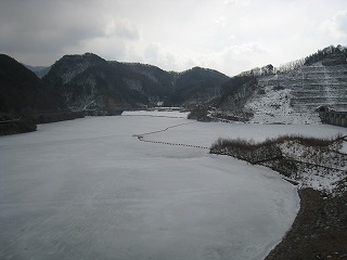 塩川ダムみずがき湖 一面凍結で真っ白