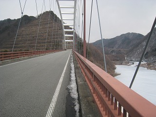 鹿鳴峡大橋　まだまだ路面はドライです