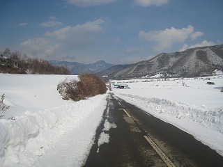 川上村名物の直線路　この辺だと雪は余り無さそう