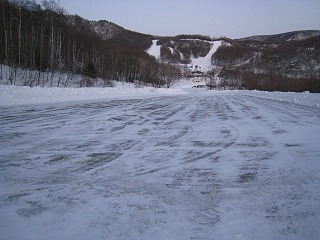 綺麗に除雪された駐車場　でもかえって滑りやすい…
