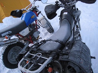 バイクは真っ白　バッグは凍り付いてガチガチです