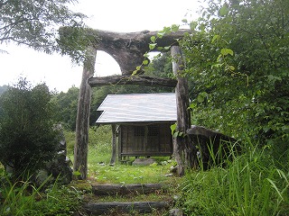 田んぼに囲まれたマンガ神社