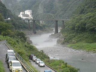 雨に煙る四国三郎・吉野川