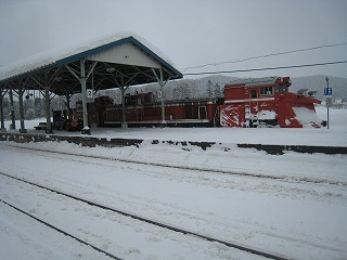 除雪用ディーゼル機関車が停車してました