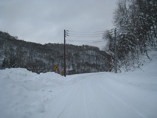 国道を外れるとすぐに雪道が顔を出します