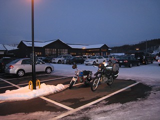 駐輪はあえて雪のないスペースに…
