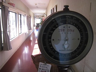 レトロな体重計　廊下も昭和の雰囲気です