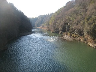 こちら相模川　相模ダムのすぐ下流です
