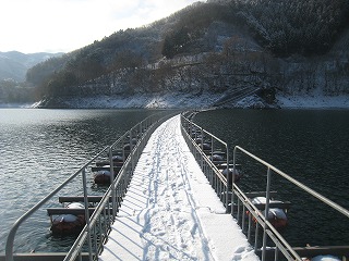 橋の上にも積雪が　滑り易いので注意