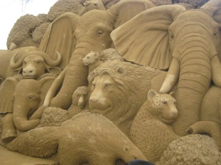 見事な砂像　キリンや象には睫毛までありました