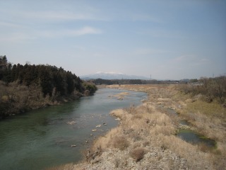 安達太良山を背景に阿武隈川を撮影