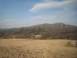 仙台平より阿武隈高地の最高峰・大滝根山を望む